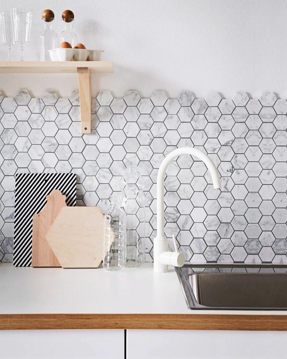 Плитка сотами на кухню фартук фото Pin by IMIAN on + 1home Interior tiles, Kitchen tiles, Bathroom design inspirati