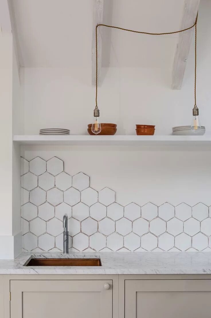 Плитка сотами на кухню фартук фото Carrelage : imaginer une pose de carrelage originale pour l'intérieur Kitchen ti