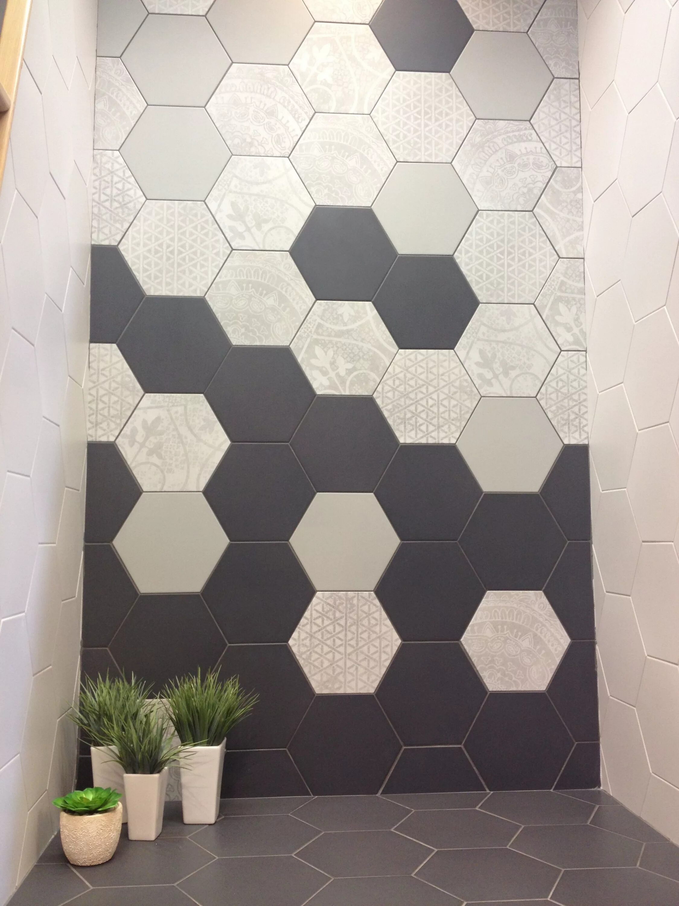 Плитка соты фото HEXAGON LOVE * Patterns, plain and colour in tiles. Fun idea for a feature wall 