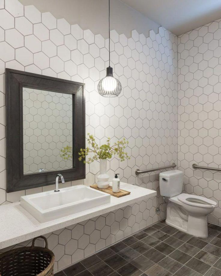 Плитка соты в интерьере ванны Bathroom with hexagon tile walls #Bathroomtile Azulejos para baños pequeños, Dis