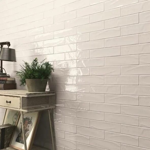 Плитка стена в интерьере Glossy Ceramic 3"x12" Subway Tile in Textured White or Light Beige in 2022 Subwa