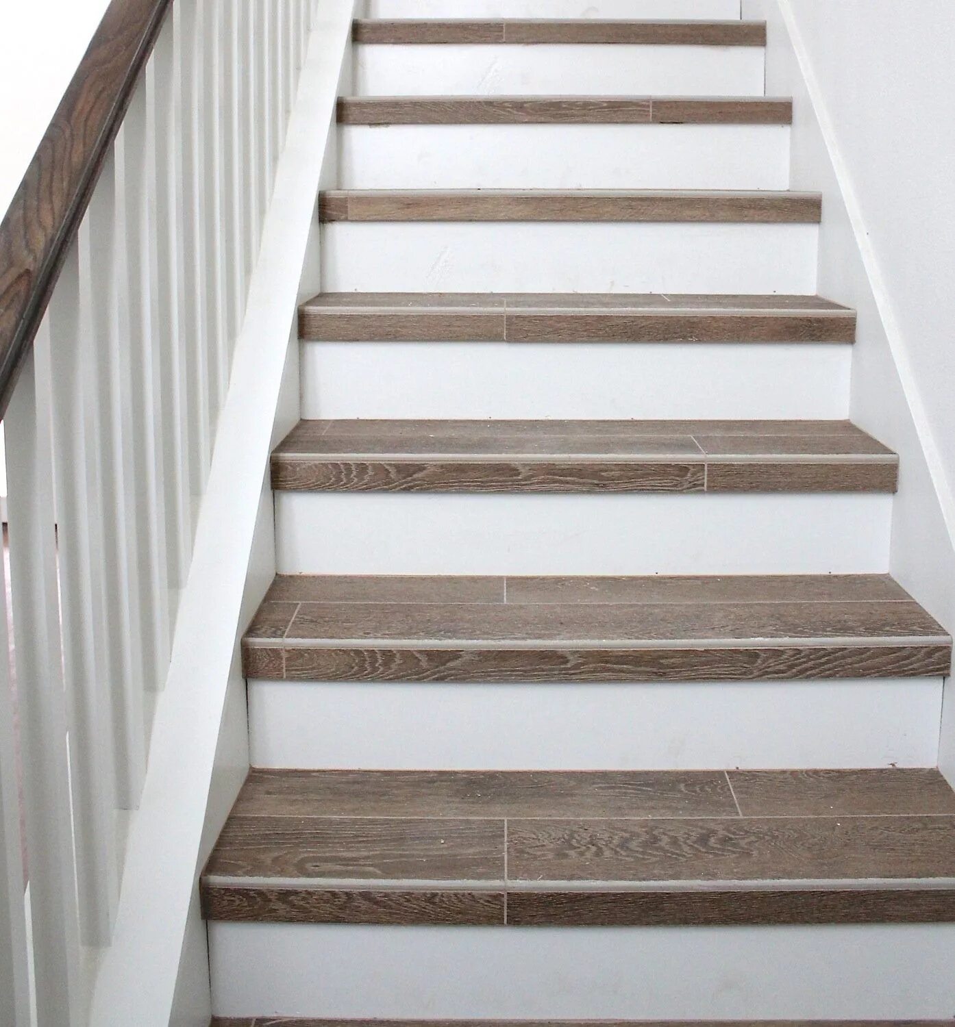 Плитка ступень фото interior-wood-plank-tile-on-staircase-with-white-painted-railings-ideas-wood-pla