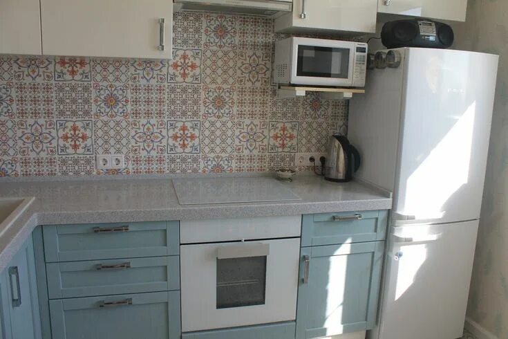 Плитка суррей фото Кухня с комбинированными фасадами в 2020 г Кухня, Маленькие белые кухни, Перепла