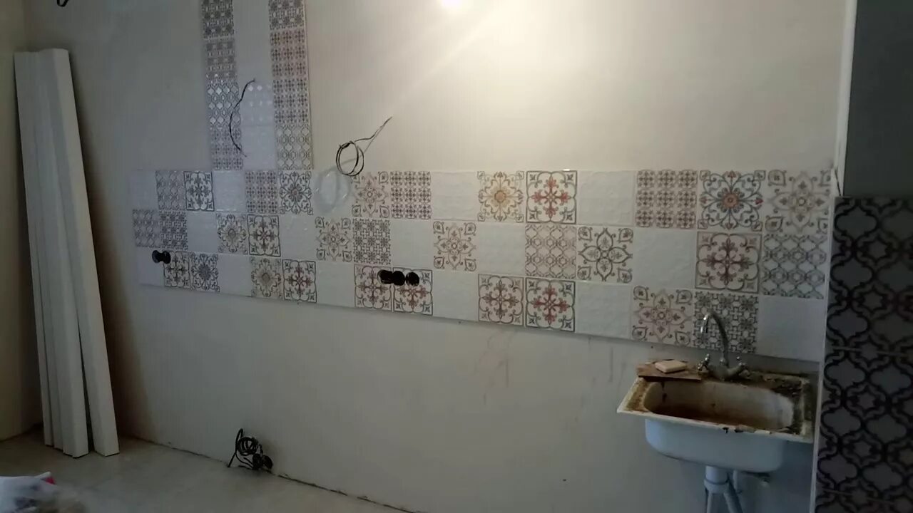 Плитка суррей в интерьере кухни Фартук из плитки. Пэчворк? - YouTube