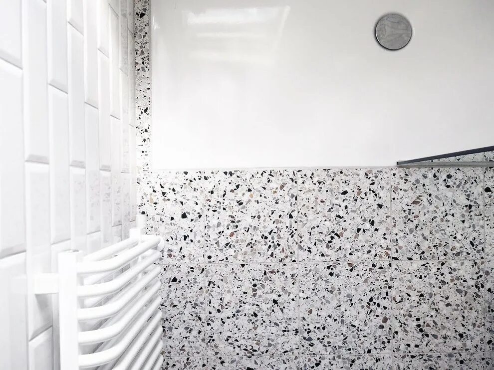 Плитка терраццо в интерьере ванны Terrazzo Tile floor with White Metro Tiles in a Contemporary Shower Room - Совре