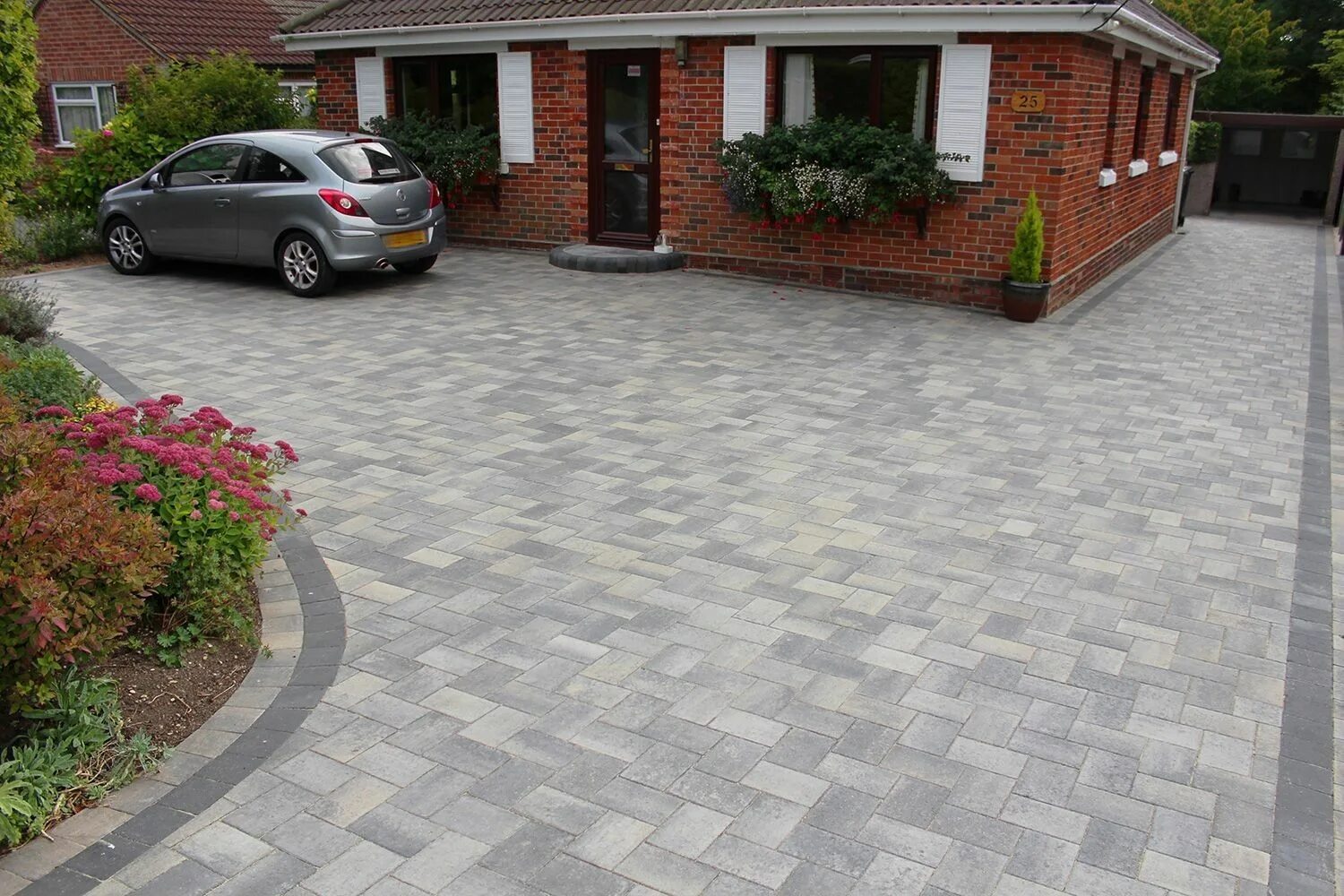 Плитка тротуарная перед домом фото Pin on driveway Block paving driveway, Driveway design, Stone driveway