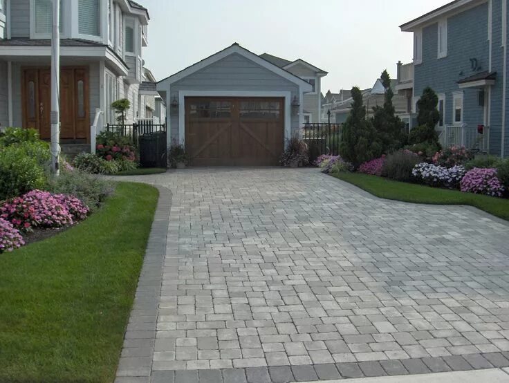 Плитка тротуарная перед домом фото Stone driveway, Cobblestone driveway, Paver driveway