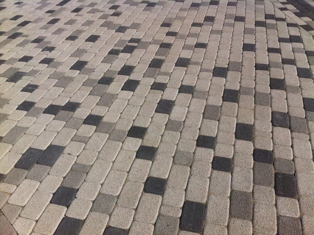 Плитка тротуарная серая с коричневым фото Брусчатка классико 173x115x60 черная (полная прокраска) на сером цементе в РОССИ