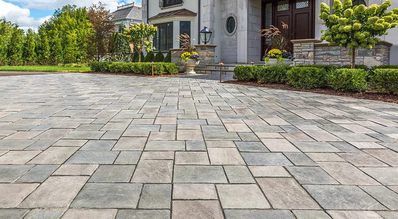 Плитка уличная фото RICHCLIFF ® Pavers Unilock New York Patio, Patio stones, Patio pavers design