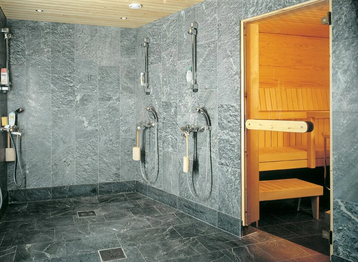 Плитка в бане фото bathroom with two showers Современный дизайн интерьера, Плитка, Плитка под дерев