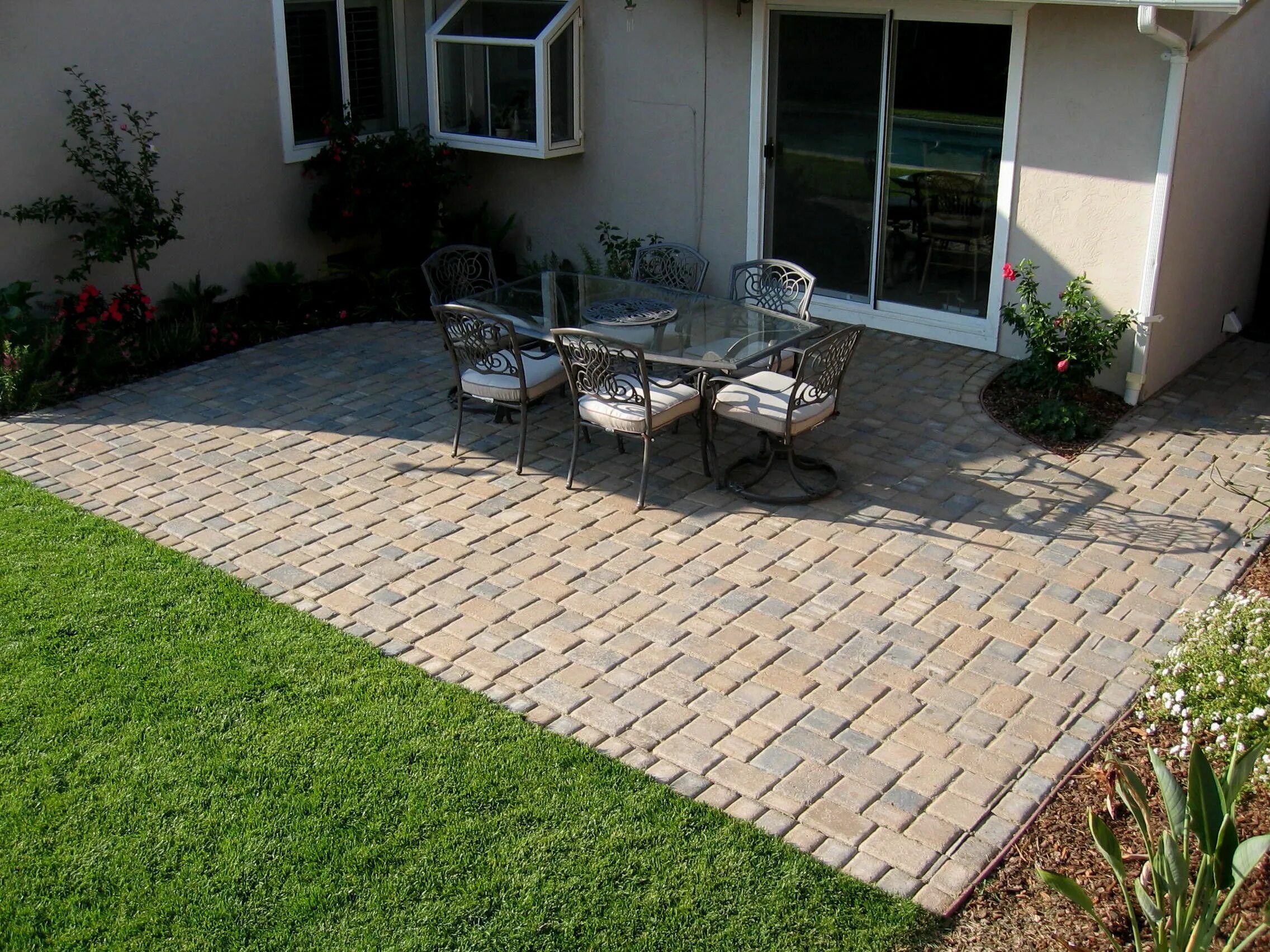 Плитка в частном доме фото 11 Awesome Ideas How to Make Backyard Paver Patio Ideas Patio stones, Paving sto