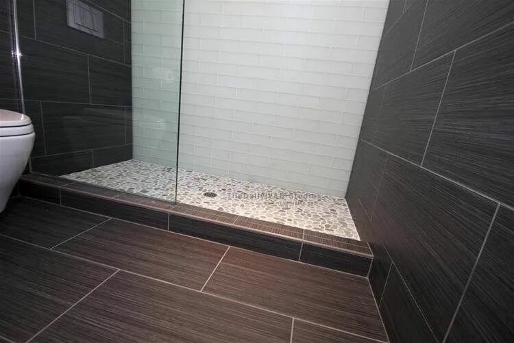Плитка в душевую комнату фото Image result for walk in shower ideas Pebble shower floor, Gray shower tile, Wal