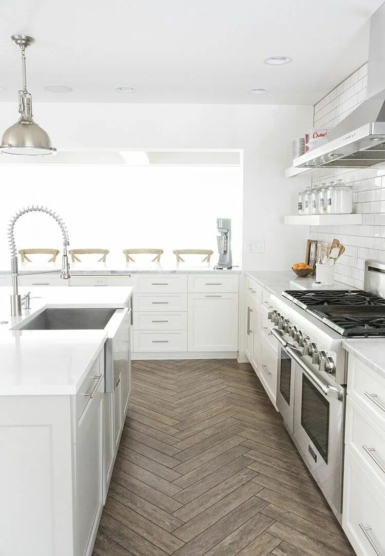Плитка в интерьере белой кухни Pros and Cons of Laminate, Vinyl, and Tile Flooring - Within the Grove White kit