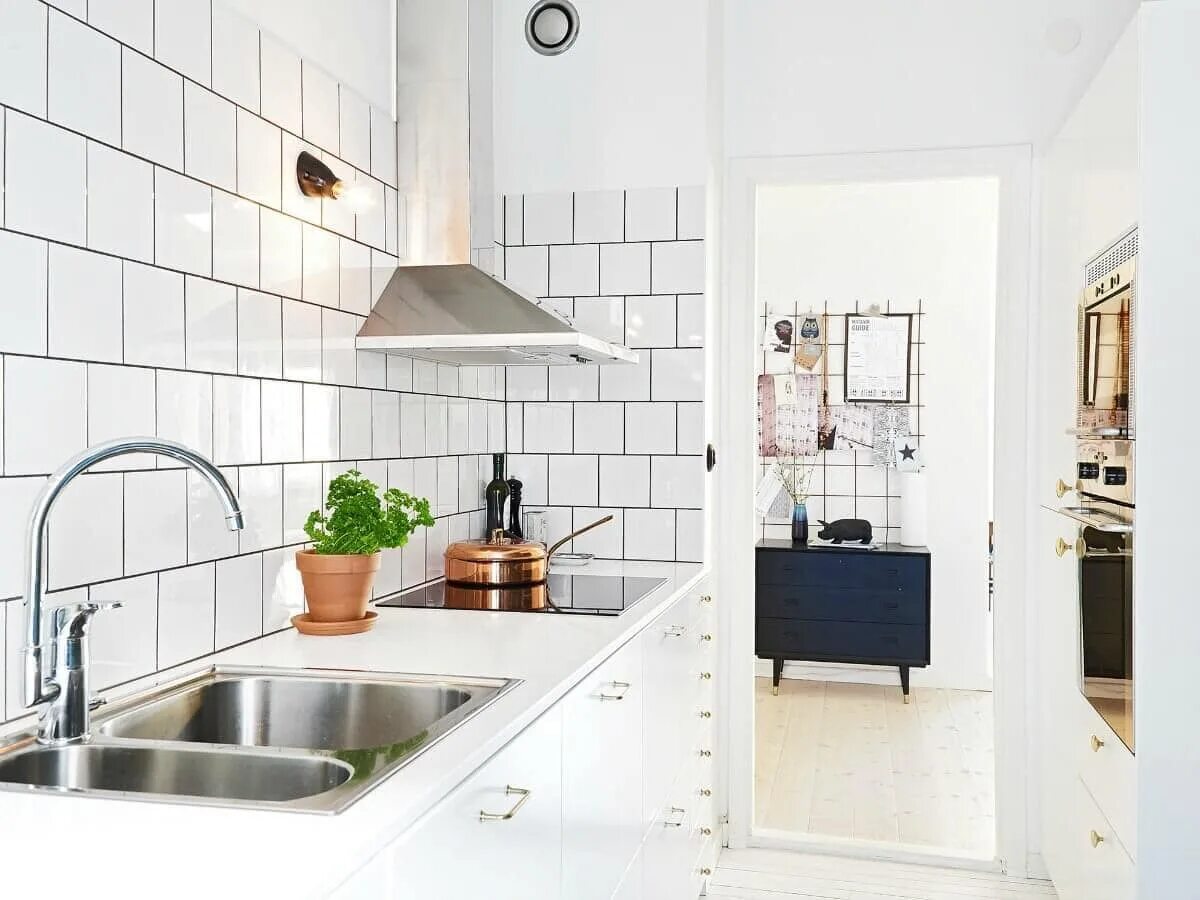 Плитка в интерьере белой кухни Small Kitchen Design: Things to Consider Before you Build