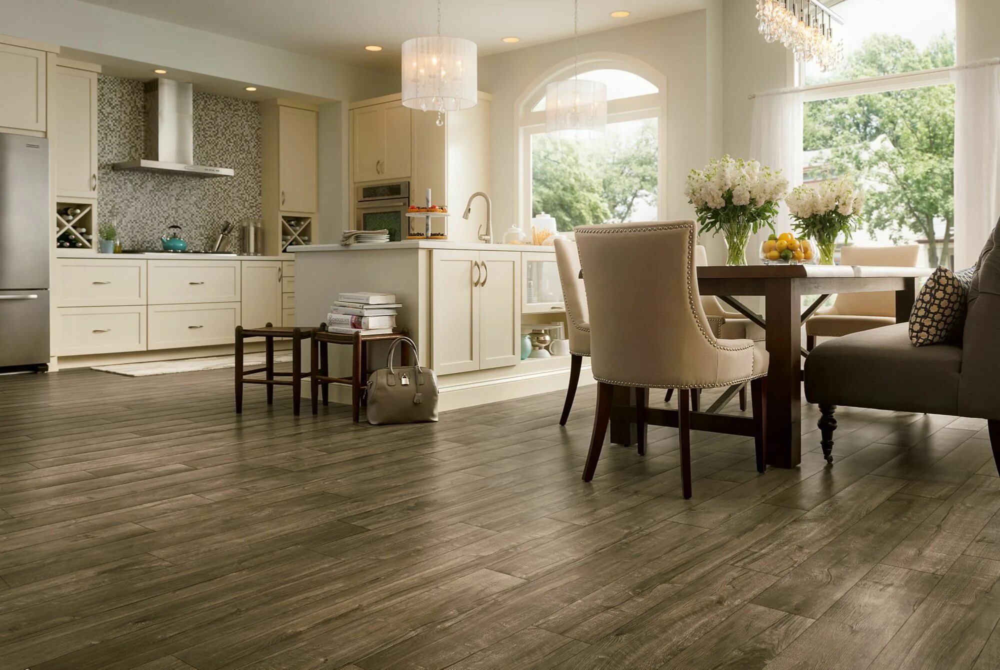 Плитка в интерьере кухни гостиной Gallery Oak Luxury Vinyl Tile - Chestnut: U2031 Luxury vinyl tile, Luxury floori