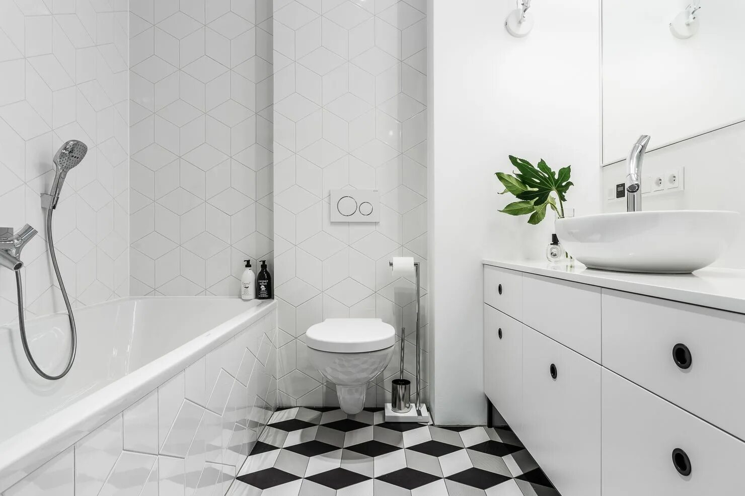 Плитка в интерьере маленькой ванной APARTAMENT//MM - Mana Design
