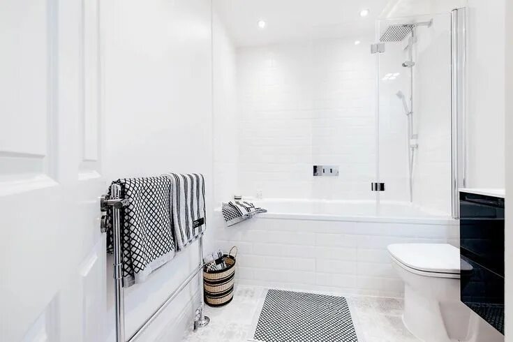 Плитка в интерьере маленькой ванны Белая ванная Small apartment bathroom, Small bathroom remodel, Small space bathr