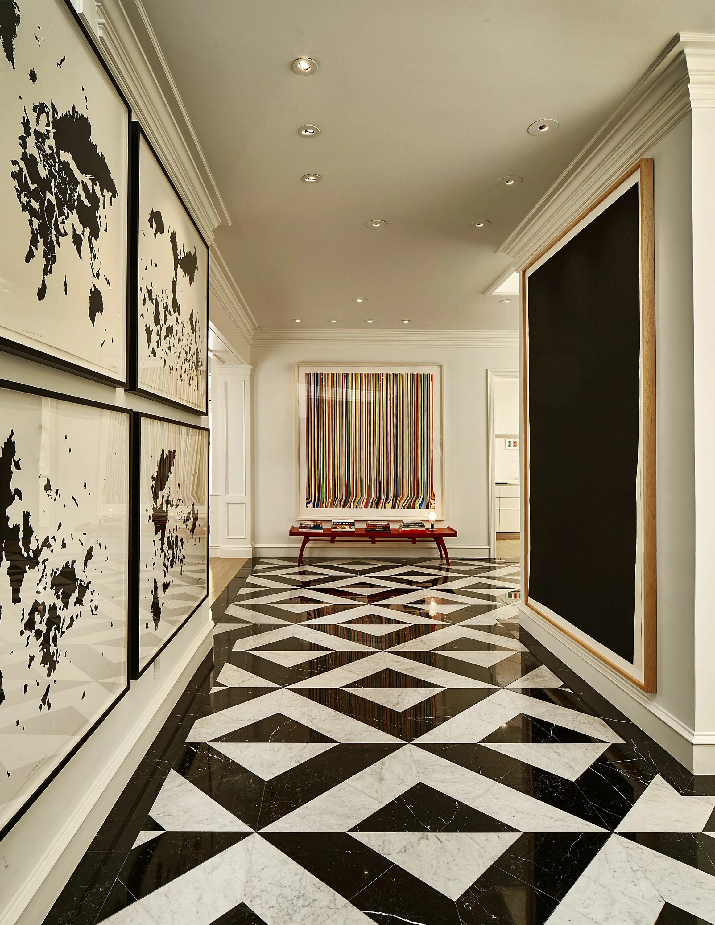 Плитка в интерьере прихожей на стенах Entry of Raintree Residence in Dallas TX Salon interior design, Modern entry, Lo