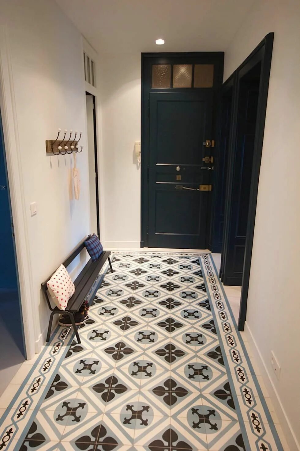 Плитка в коридор фото Une entrée en carreaux de ciment homify Déco entrée maison, Carrelage hall d'ent