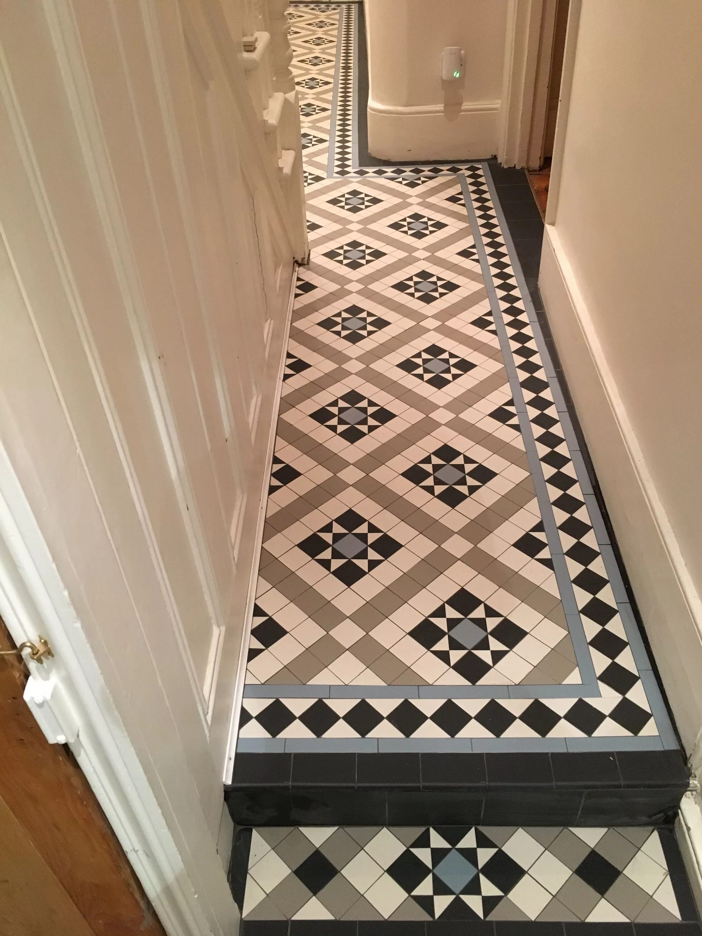 Плитка в коридор фото Victorian floor tiles Hallway www.hicompany.co.uk Small hallways, Tiled hallway,