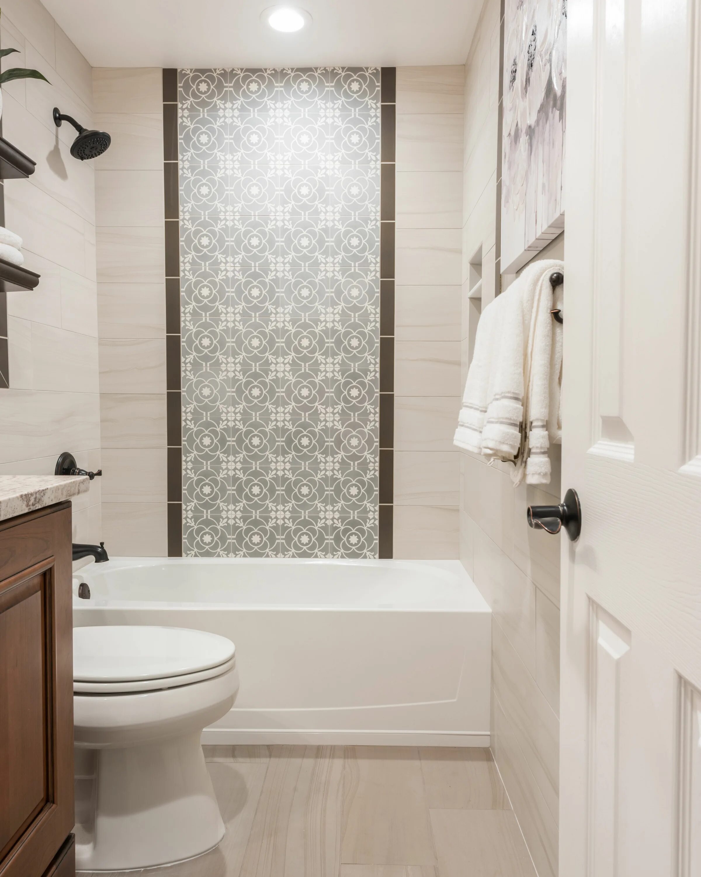 Плитка в небольшой ванной фото Modern Shower Wall with Accent Tiles