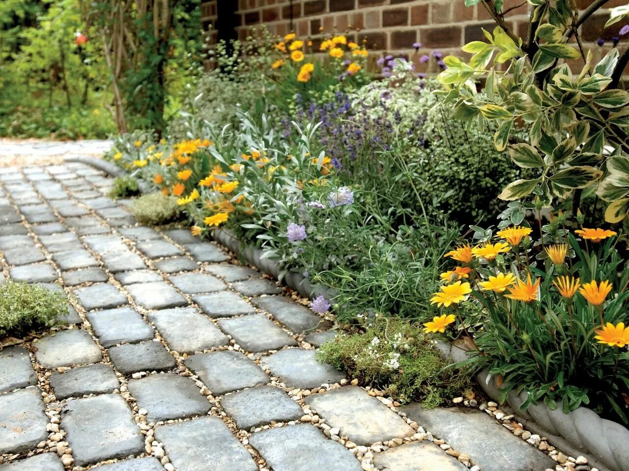 Плитка в саду фото How to Build a Stone Path Stone garden paths, Garden pathway, Garden paths