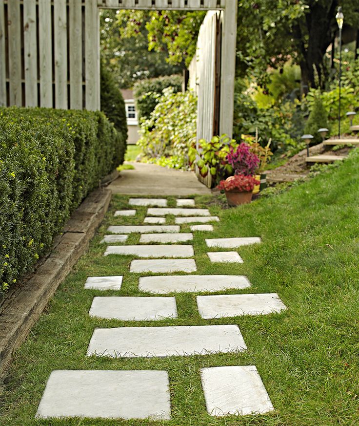 Плитка в саду фото How to Make a Stepping Stone Paver Walkway Paver walkway, Walkway landscaping, G