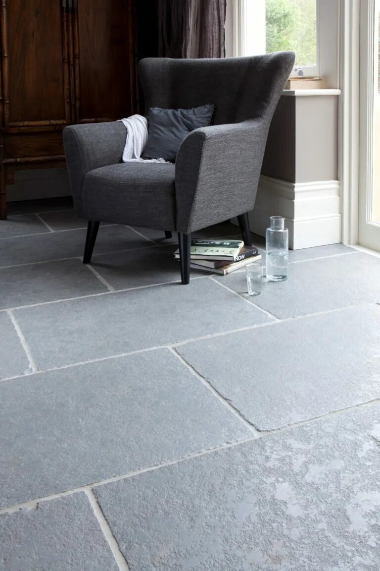 Плитка в серых тонах фото Taj Grey Brushed Limestone Tiles Mandarin Stone