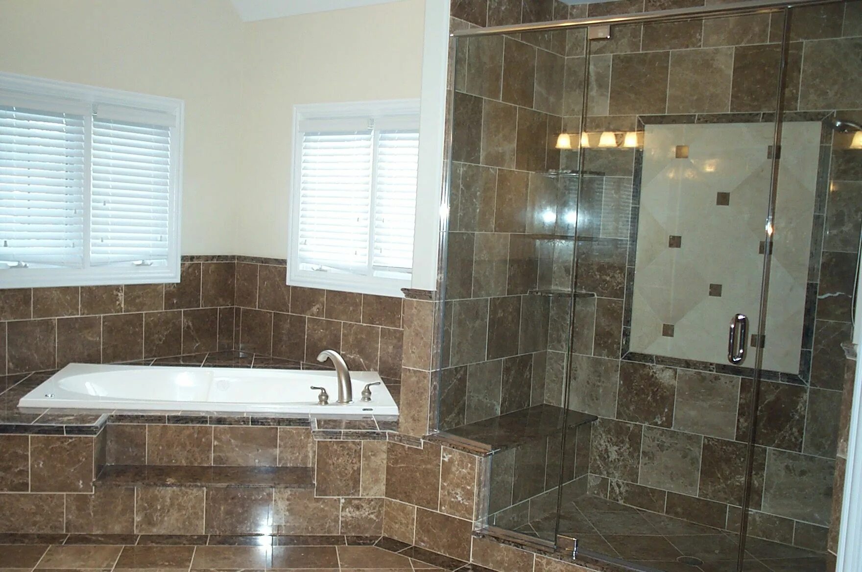 Плитка в ванне частные фото Explore bathroom remodeling services of KR Construction LLC that are specially d