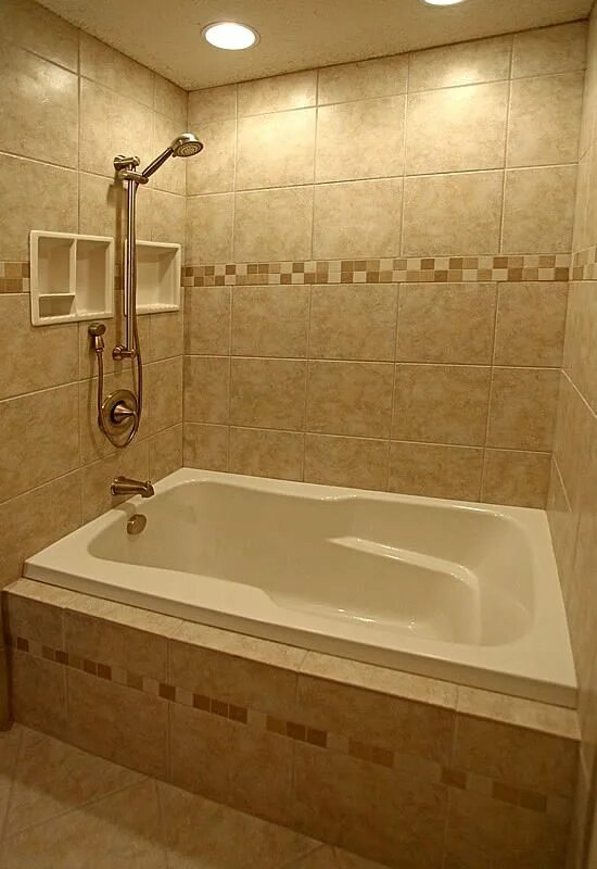 Плитка в ванне частные фото Bathroom Small bathroom remodel, Bathroom design, Bathroom tub shower combo