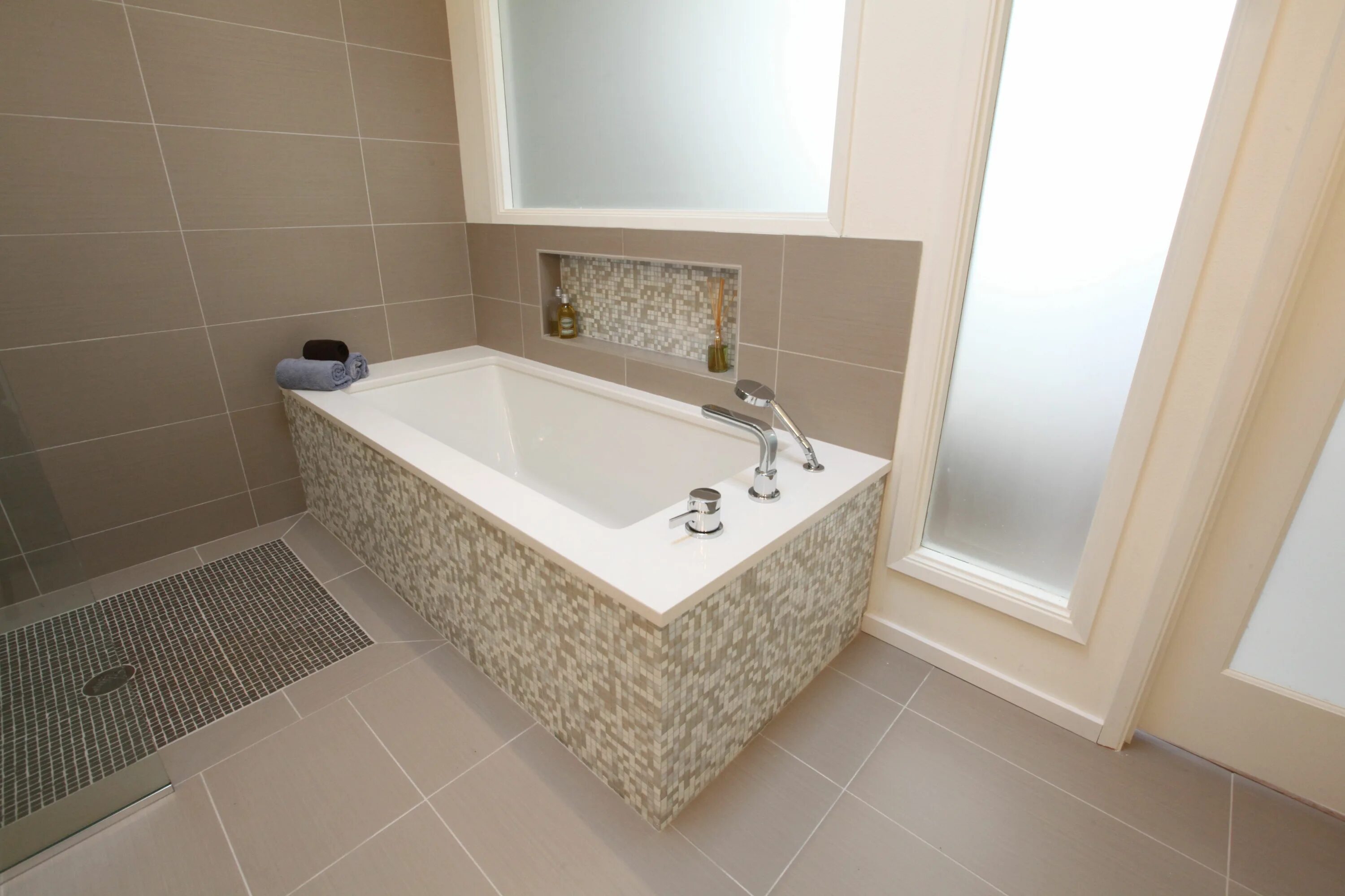 Плитка в ванне частные фото Pin on Bathtubs The Designer Collection