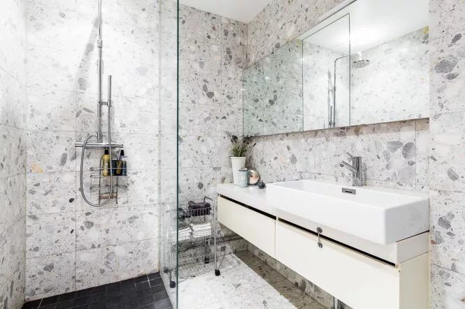 Плитка в ванной 2024 тренд фото El resurgir del terrazo Bathroom Design Bathroom, Elle decor, Double vanity