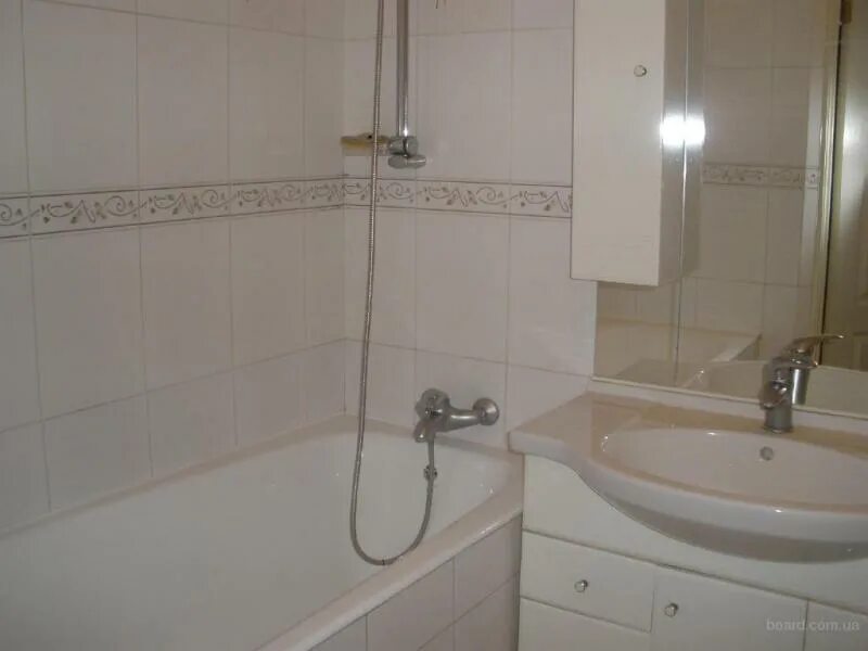 Плитка в ванной эконом фото Сыромолотова, 28 2-комнатная квартира, район ЖБИ, Екатеринбург Аренда на месяц: 
