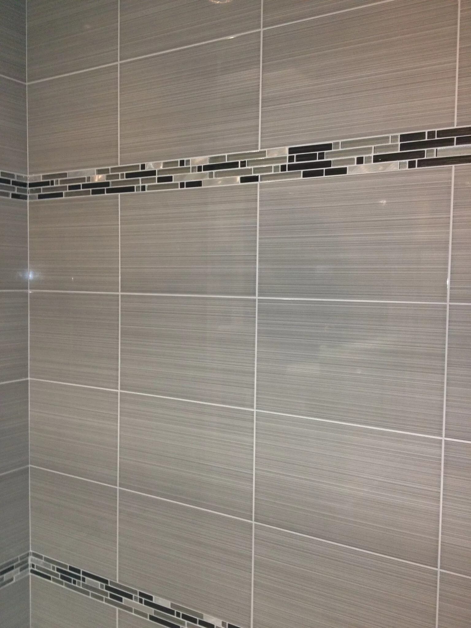 Плитка в ванной горизонтально фото Bathroom Remodeling Photos Archway Construction Bathroom tile designs, Glass til