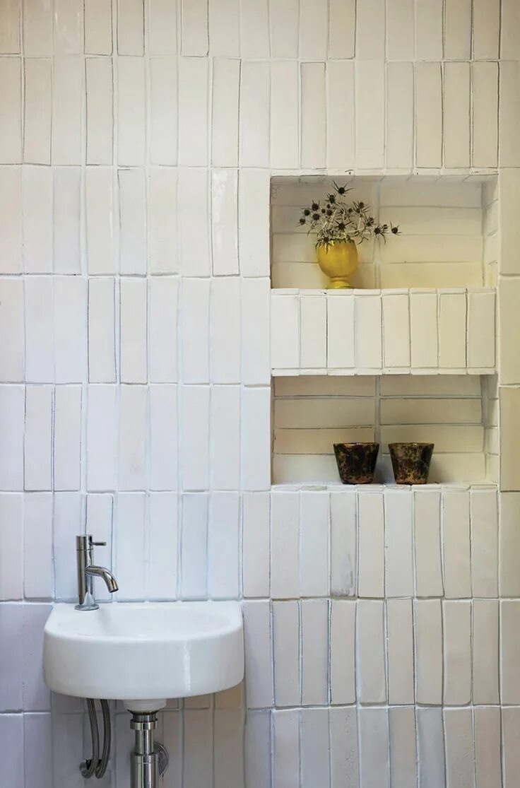 Плитка в ванной вертикально фото Bathroom Trends: Are Stacked Tiles the New Subway Tile? Bathroom interior, Bathr