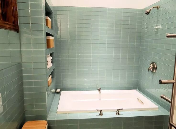 Плитка в ванну на стену фото Pin by Beth Bando on Architecture & Interiors Glass tile bathroom, Subway tile b