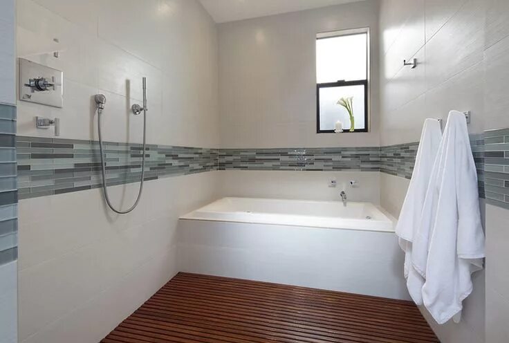 Плитка в ванну на стену фото Contractor Tips: How to Install Tile Flawlessly Bathroom tile designs, Patterned