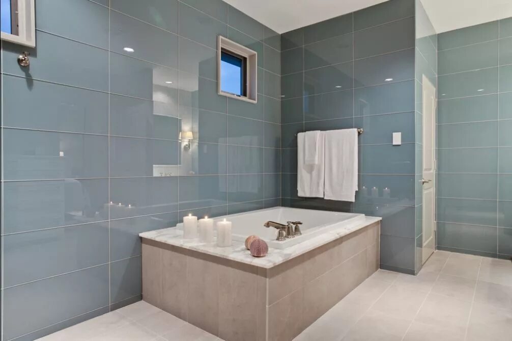 Плитка в ванную комнату на стену фото Bathroom Trends with Latest Bathroom Trends Glass tile bathroom, Bathroom tile d