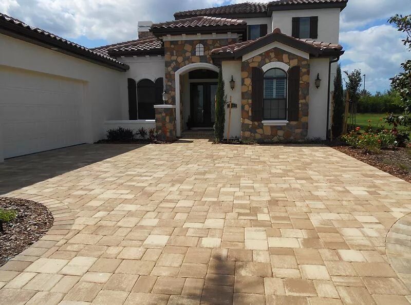 Плитка во дворе частного дома фото tremron mega olde towne cappuccino paver driveway - Backyard fireplace, Backyard