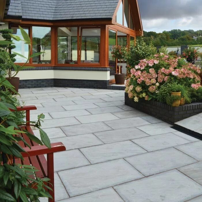 Плитка во дворе частного дома фото Pin by Jennie Waters on Garden inspiration Sandstone paving, Paving slabs, Patio
