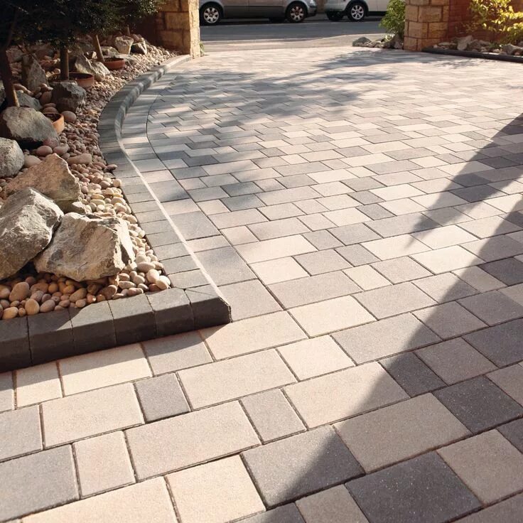 Плитка во дворе дома фото He Bradstone stone master Front driveway ideas, Driveway, Driveway landscaping