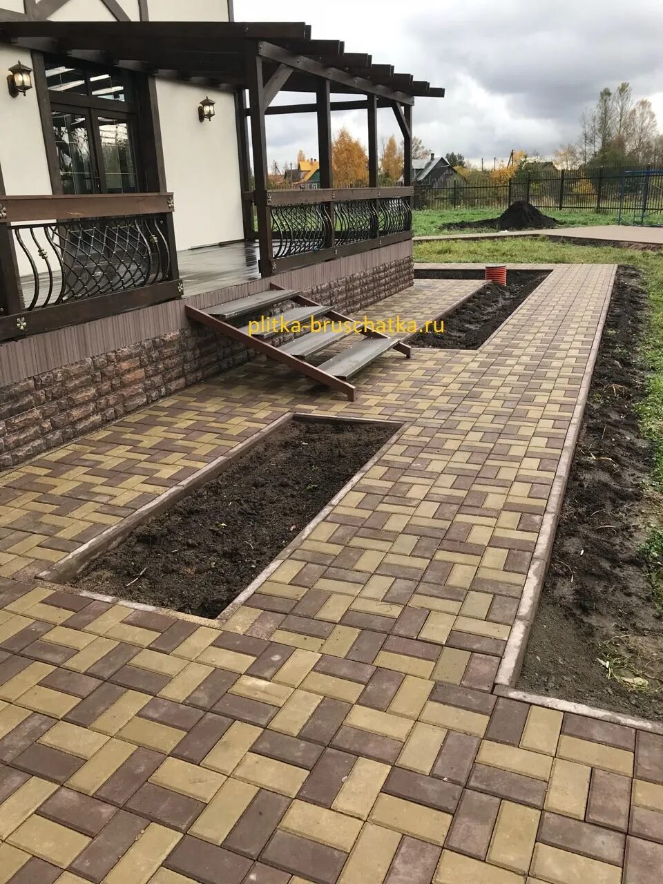 Плитка во дворе дома фото Плитка во дворе частного дома фото - DelaDom.ru