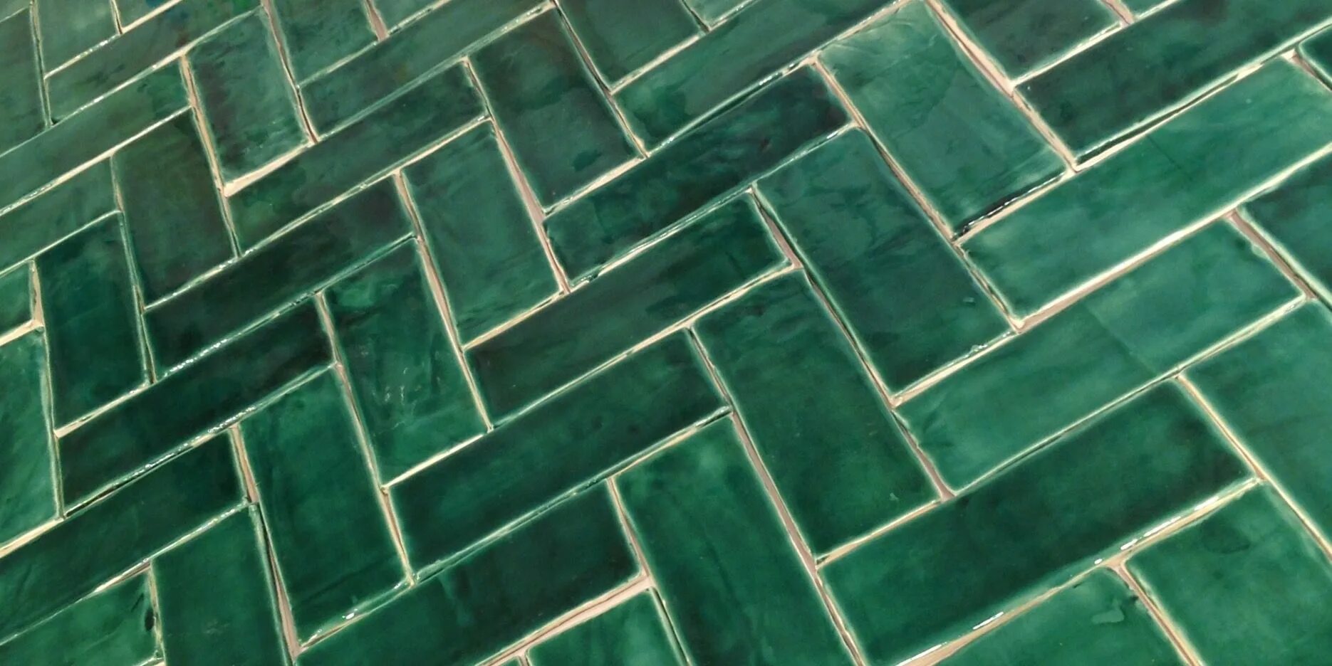 Плитка зеленого цвета фото These beautiful emerald green subway tiles were made for an Italian restaurant. 