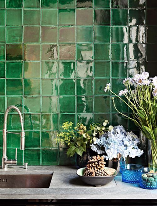 Плитка зеленого цвета фото azulejos artesanos - Buscar con Google Green tile, Green interiors, Kitchen insp