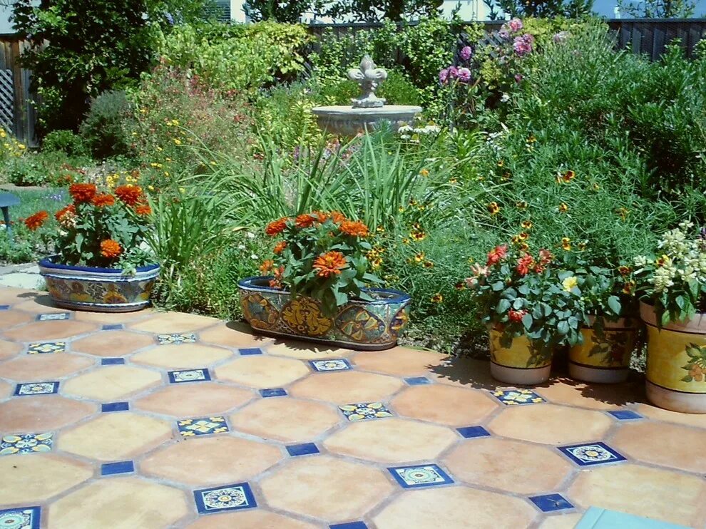 Плитки на даче фото Latin Patios - Средиземноморский - Дворик - Сан-Франциско - от эксперта Latin Ac