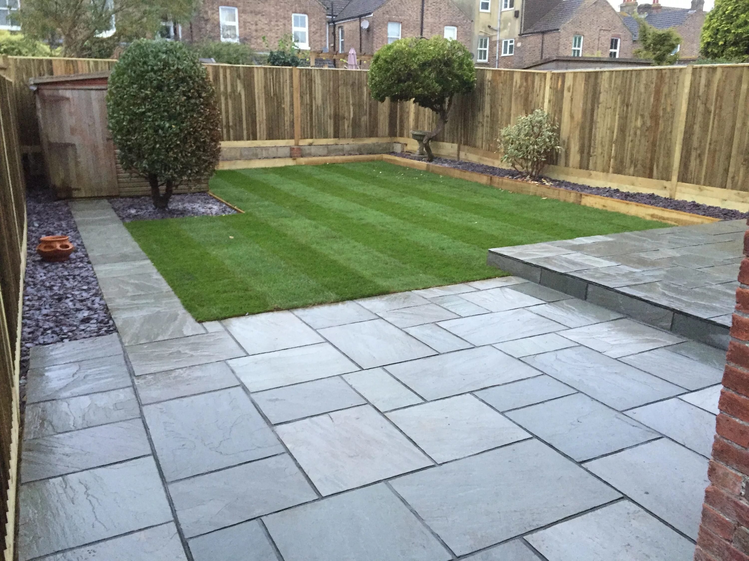 Плитки на даче фото grey sandstone paving with dark grey pointing Garden paving, Patio garden design