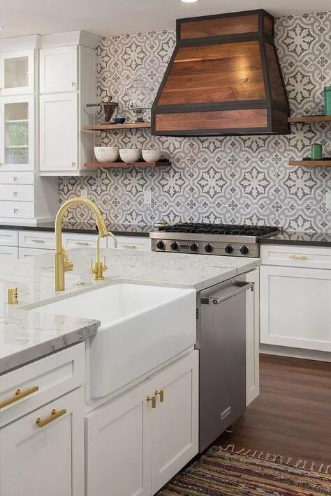 Плитки на кухню фото современная кухня A white island is fitted with a KitchenAid dishwasher and a farmhouse sink with 
