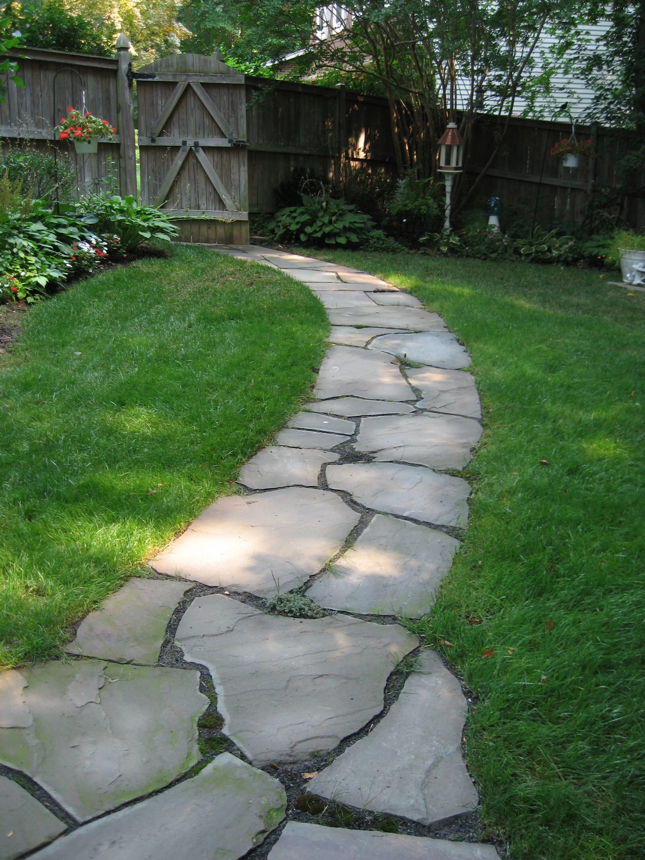 Плитняк на даче своими руками Irregular flagstone pathway, side yard, shade Landscaping with rocks, Front yard