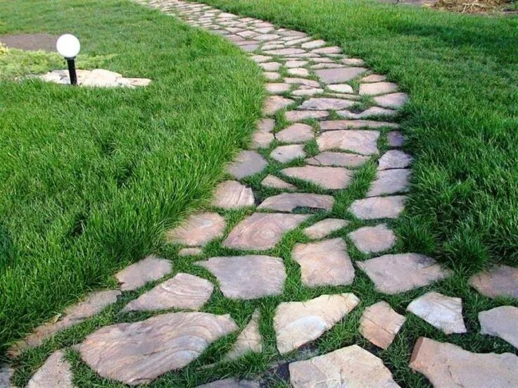 Плитняк в ландшафтном дизайне фото Тропинка из камней, уложенных на газон выглядит не менее эффектно Landscaping en