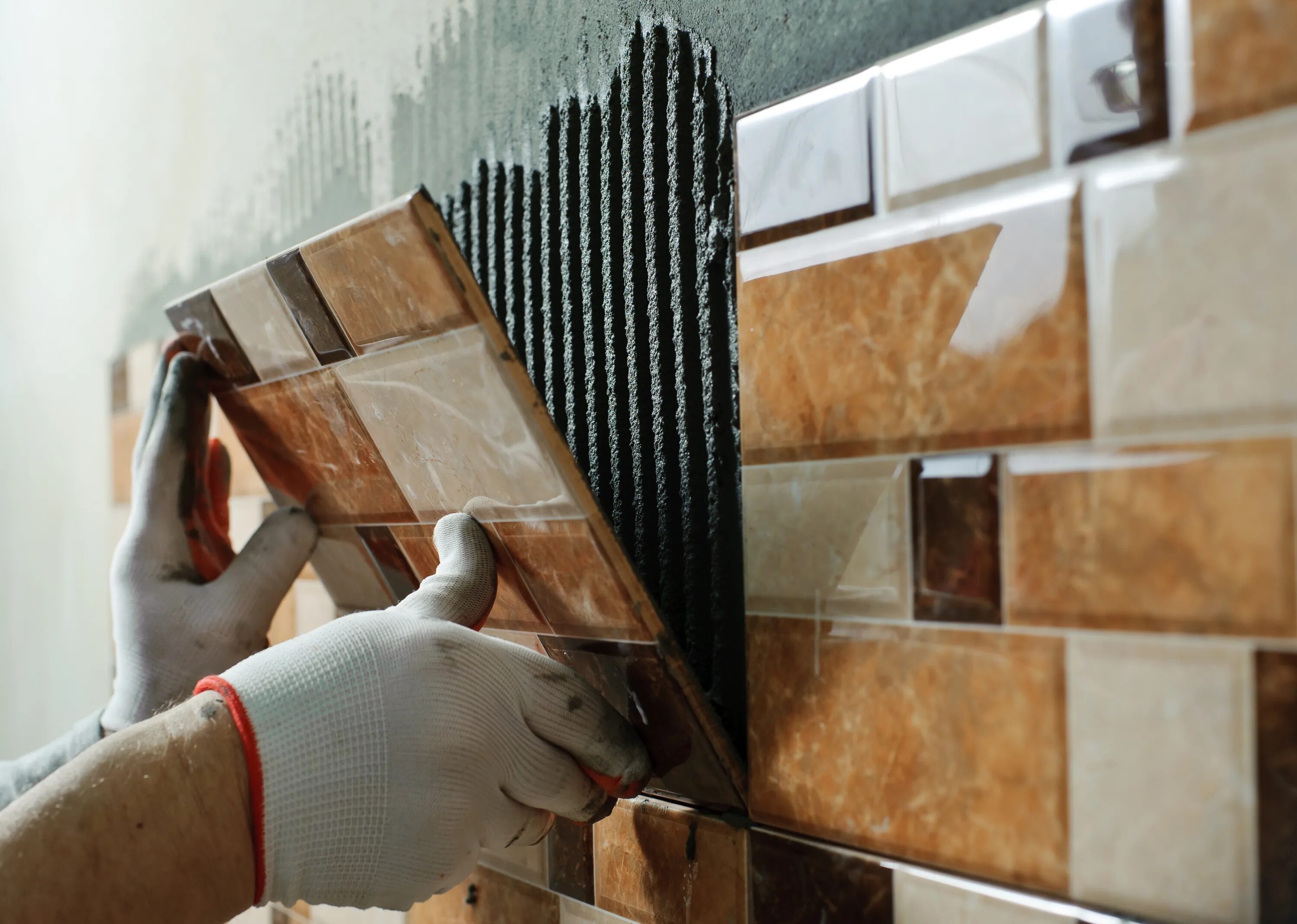 Плиточные работы фото Choosing Between Ceramic vs. Porcelain Tile - House Tipster